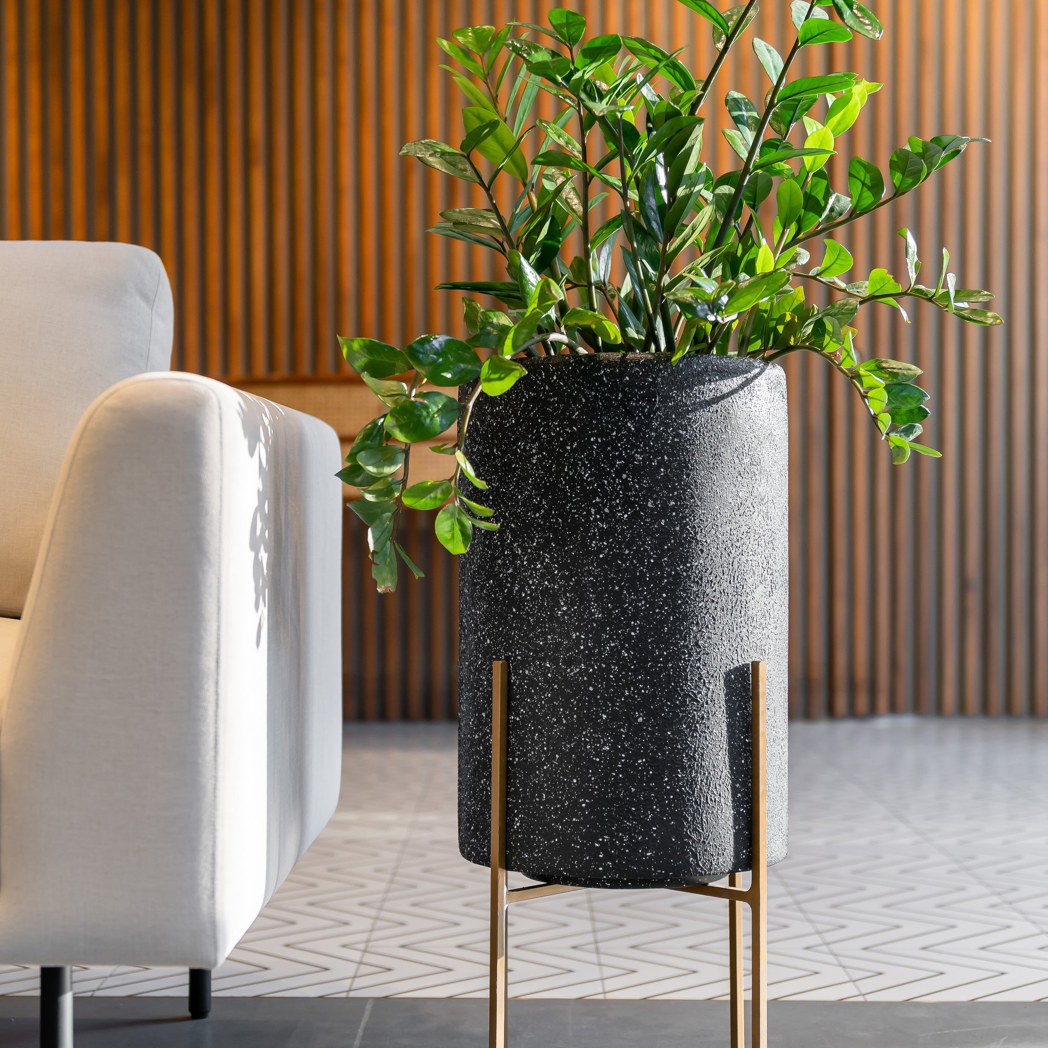 Buy Black Sleek Planter with metal stand for living room. Buy black colour flower pots for your home or office spaces. This modern planter works well indoors. This tall round planter can be kept in any home corner. Free shipping pan India.